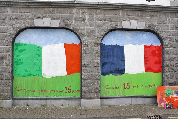 vitrine décorée pour l'annonce des 15 ans de jumelage Athboy avec Autonne Villages